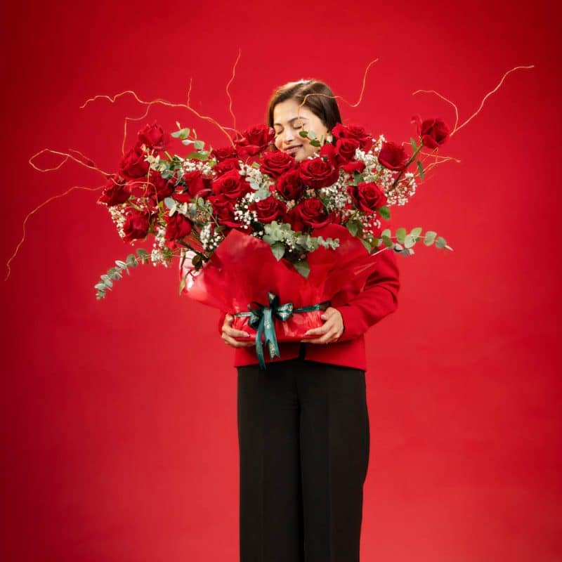 Red Roses, Gypsophila & Eucalyptus with Salix (H 28 cm)