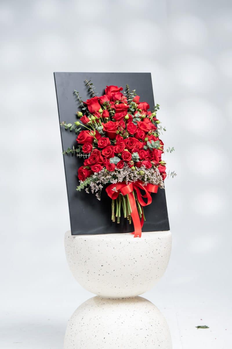 Bold Affection: Red Roses, Baby Roses with Limonium (H:60 cm)