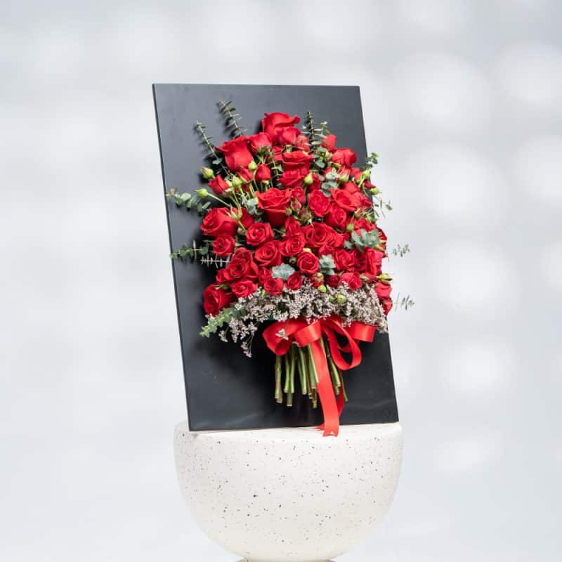 Bold Affection: Red Roses, Baby Roses with Limonium (H:60 cm)