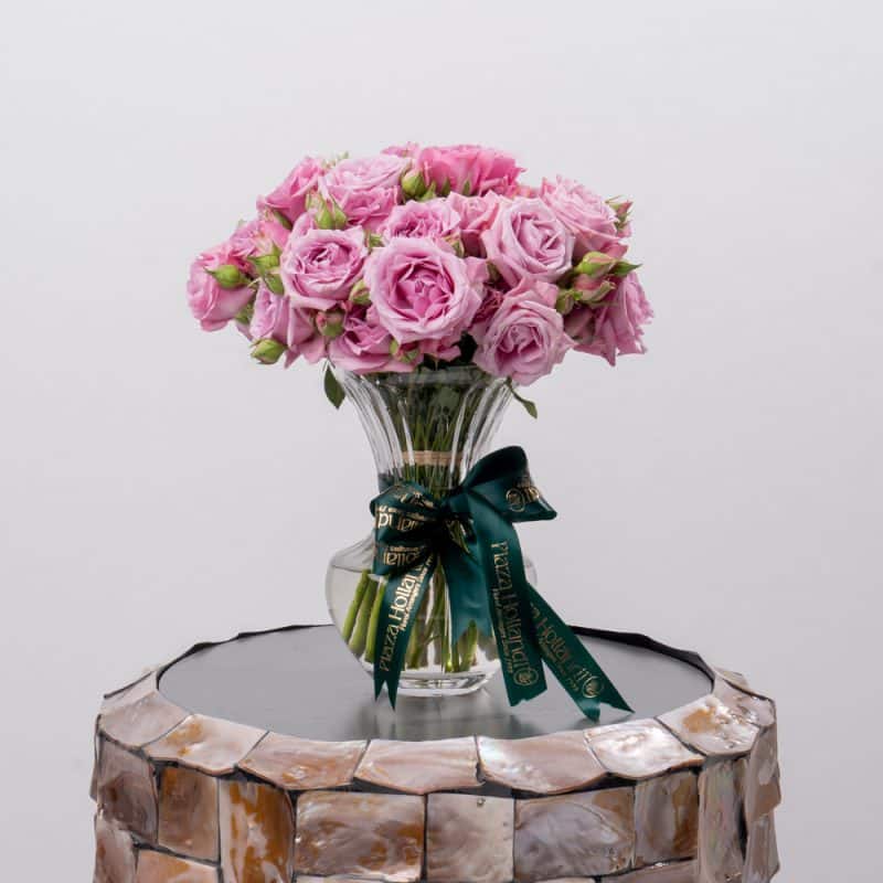 Light Purple Spray Roses in Stylish Glass Vase (20 cm)