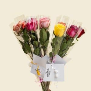 Ten single roses in mixed colors with Teacher’s Day tags – a perfect floral gift of gratitude and admiration. 🌹🎀