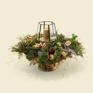 Unexpected Yet Stunning Flower Combinations 7 luxury-gold-candle-christmas-arrangement