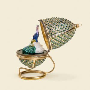 Unexpected Yet Stunning Flower Combinations 6 Komozja Peacock Hinged Fabergé-Style Egg – Handcrafted Luxury Ornament